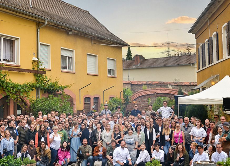 Nahezu 200 Mitarbeiter aus JRE Betrieben nahmen am ersten Team Day auf dem Weingut Felix Mayer teil 